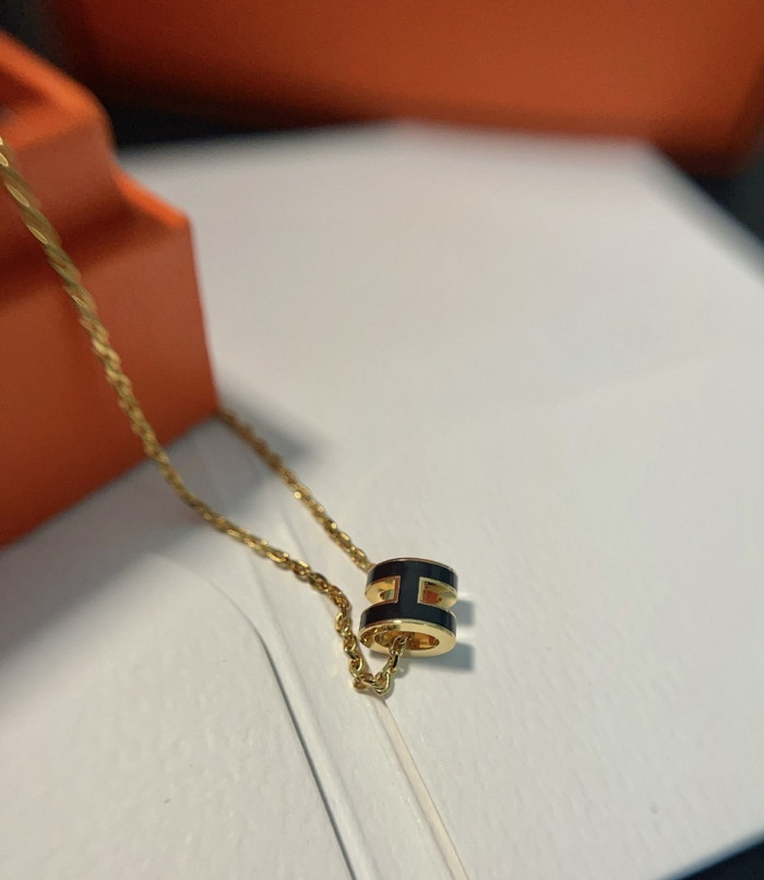 H**me5 earring and necklace