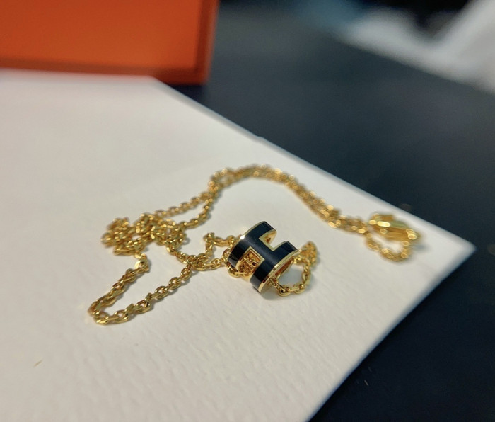 H**me5 earring and necklace