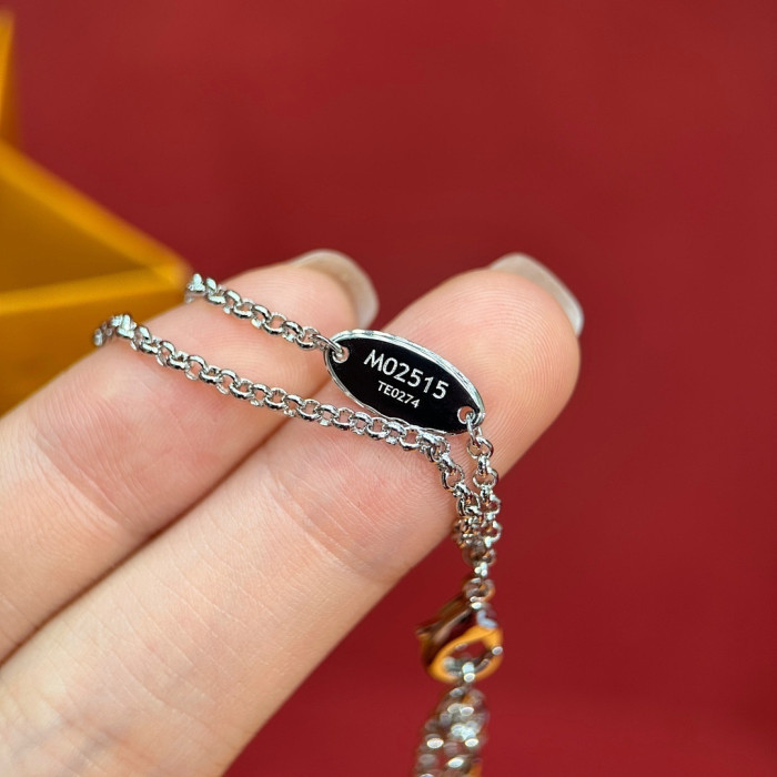 l0vis Vvtt0n necklace