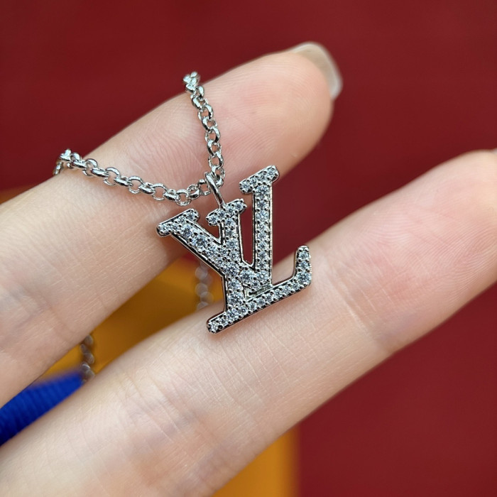 l0vis Vvtt0n necklace