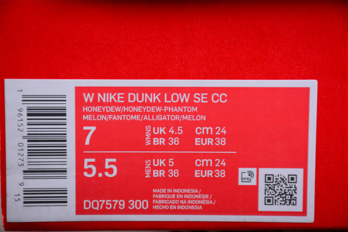nike dunk low se fleece pack honeydew dq7579-300