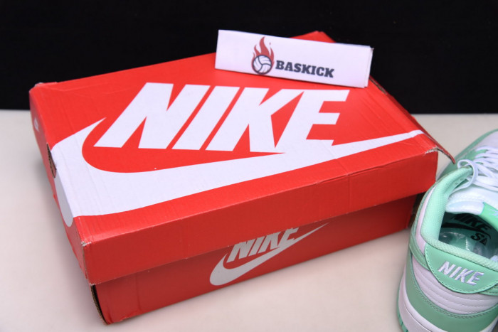 nike dunk low "green glow"dd1503-105