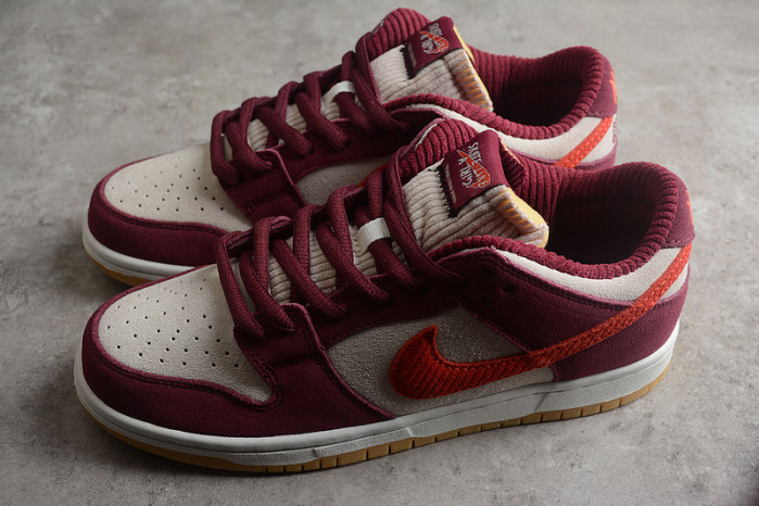 skate like a girl x nike sb dunk low dx4589-600