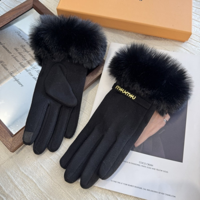 M1um1u gloves
